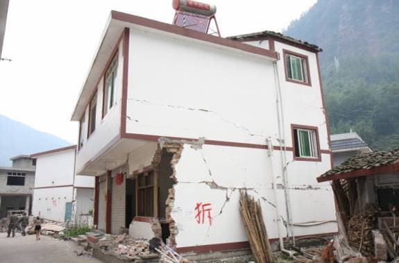 王涛_图1 (a) 无构造措施砖混结构Masonry residential buildings without constructional measures