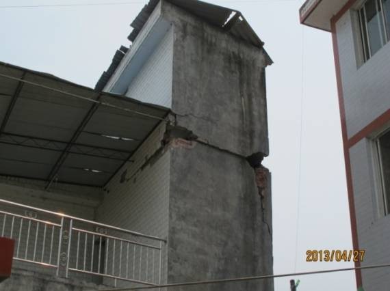 王涛_图5 (a)出屋面部分的破坏 Seismic damage of penthouses