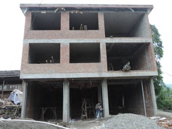 王涛_图7 (a)隆兴乡（IX度区）某民宅A masonry residential building at Longxing