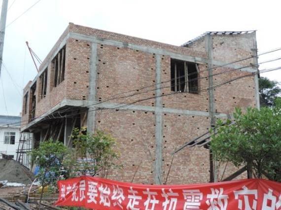王涛_图13 (b) 无约束砌体与约束砌体结构的抗震性能Seismic performance of unconfined and confined residential buildings